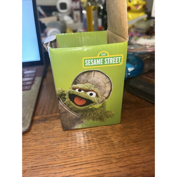 Sesame Street Oscar the Grouch Ceramic Pen Cup New in Box Desk Organizer - Picture 8 of 8